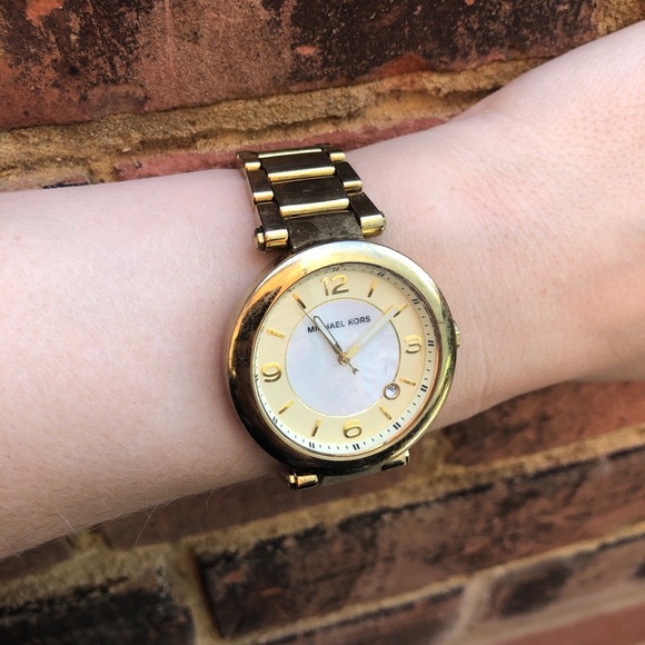 Michael Kors well used gold pearl watch - Picture 6 of 9